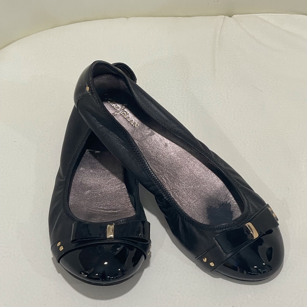 Cole Haan Black calfskin leather with Blk patent cap toe. Size 7.5
